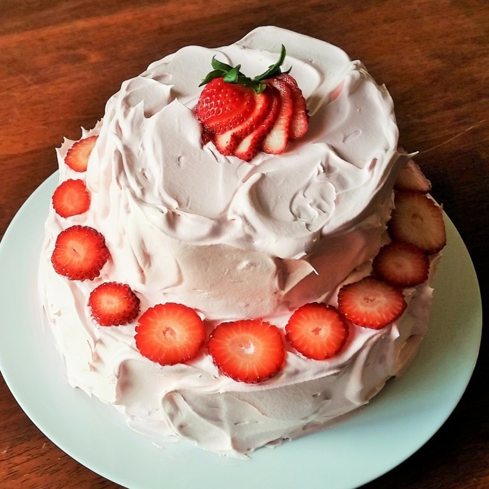 tarte décorer avec des fraises des étages crémeux