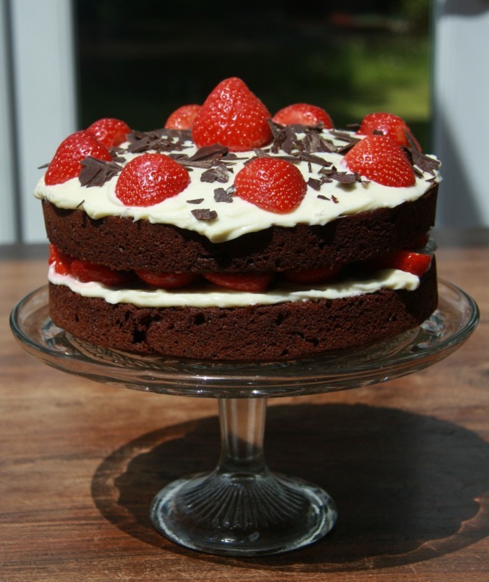 用草莓装饰巧克力蛋糕装饰的馅饼