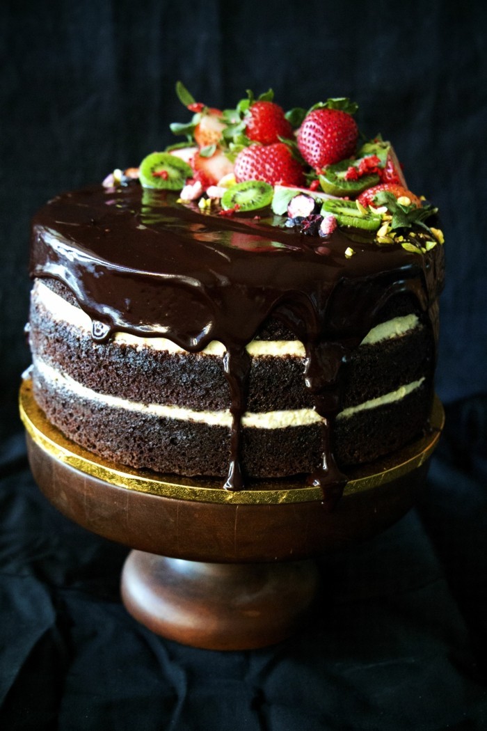 taart decoreren chocolade cake fruit decoratie aardbeien