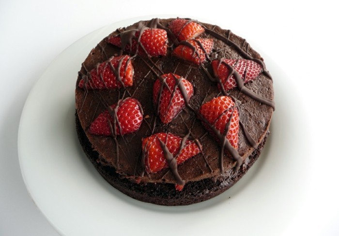 Décoration de décoration avec des fraises et un gâteau au chocolat
