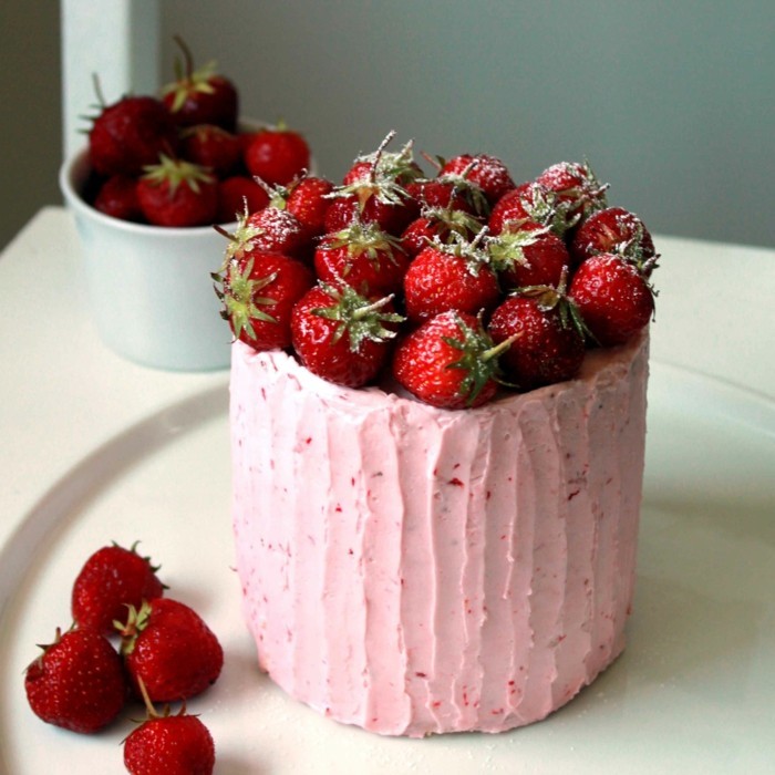 taarten decoratie ideeën aardbeien slagroomtaart