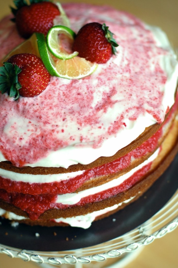 馅饼装饰蛋糕用草莓装饰美丽的想法