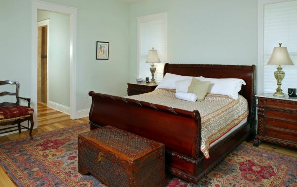 dormitorio tradicional cama cofre viejo