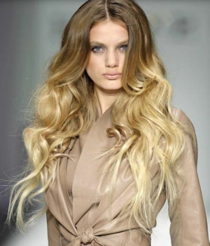 tendencija šukuosena ilgi plaukai ombre blond