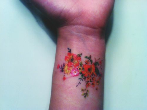 μοντέρνα τατουάζ καρπό ιδέες λουλούδι μοτίβο