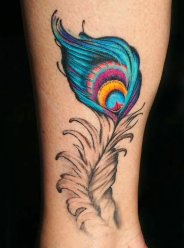tatuaj antebrat pene de culoare păun colorat