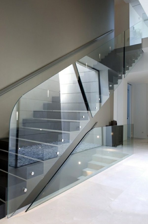 σκάλα σχεδίασης γυάλινης σκάλας ως διαχωριστικό τοίχο δημιουργώντας διαφάνεια