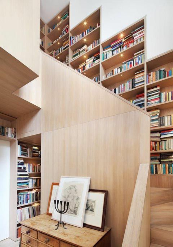 楼梯时尚木墙内置图书馆书籍
