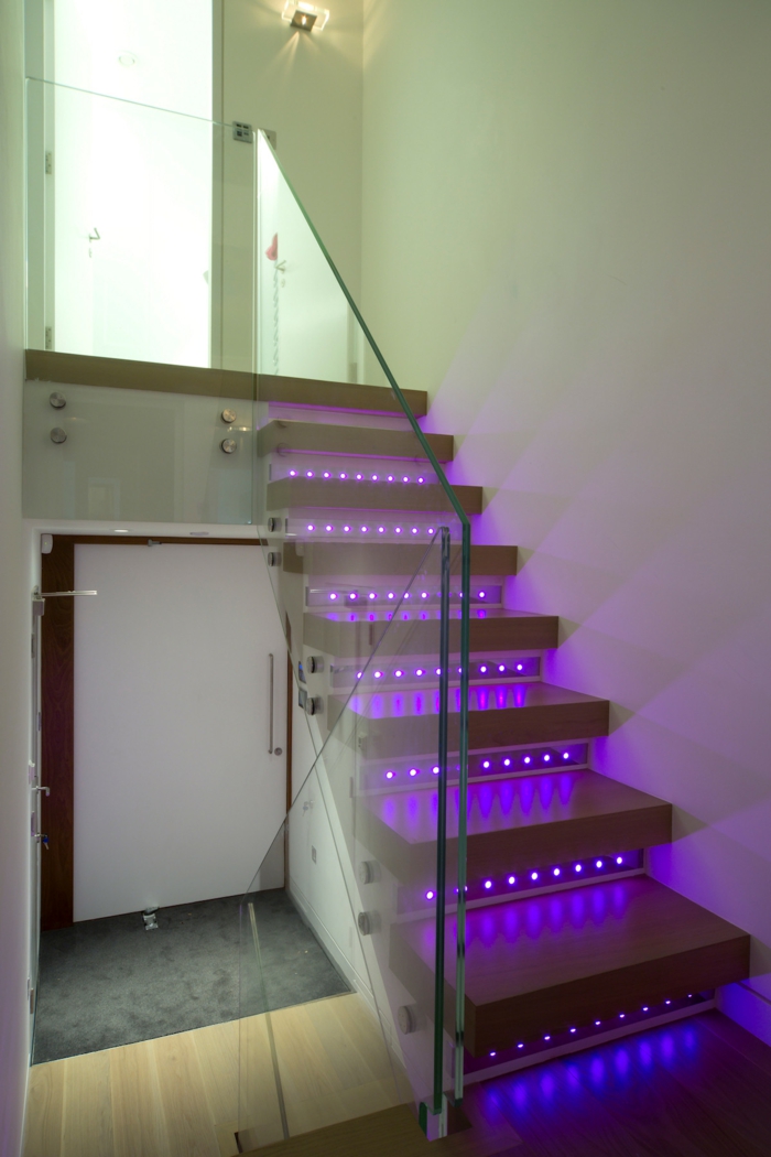 σκάλες ιδέες φωτισμού χρωματισμένο φως οδήγησε φωτισμό