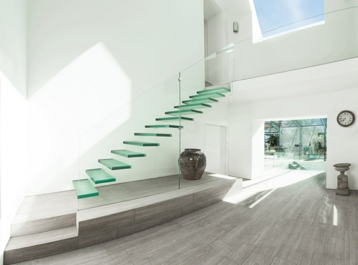 楼梯栏杆玻璃独立式楼梯玻璃极简主义生活理念