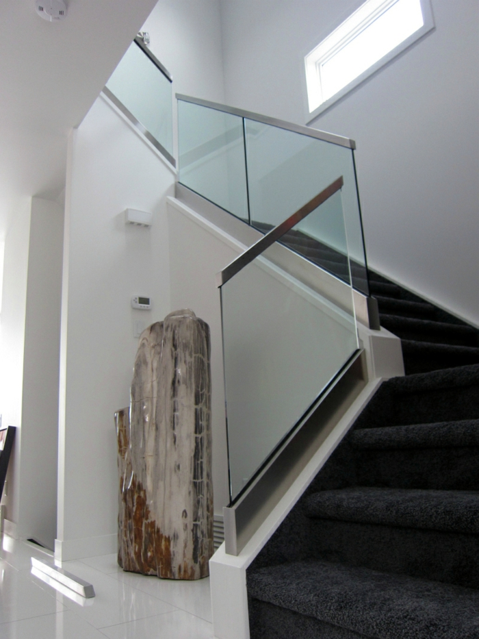 מדרגות מעקה זכוכית שטיח רץ מדרגות אפור כהה