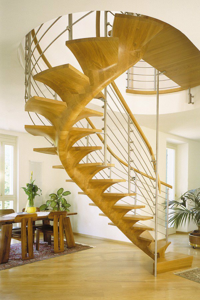 מדרגות צורה מתנדנד עץ בהיר מעקות פלדה