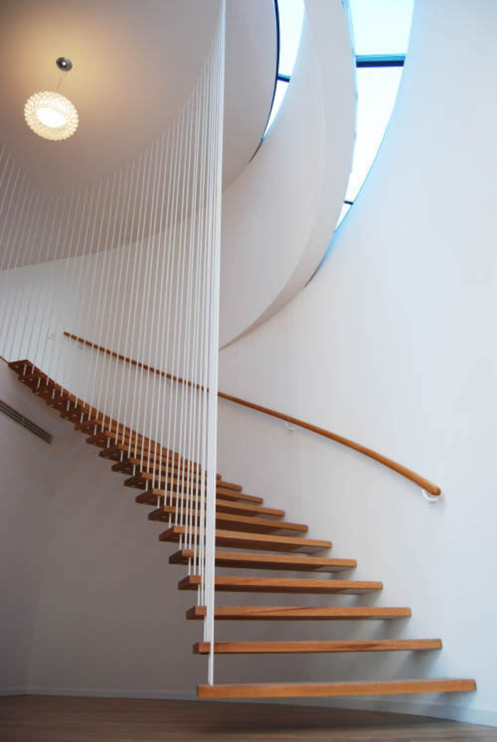 forma de escalera colgando pasos de madera