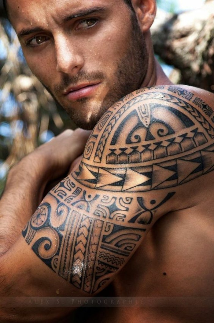 部落图案毛利人上臂纹身男子纹身