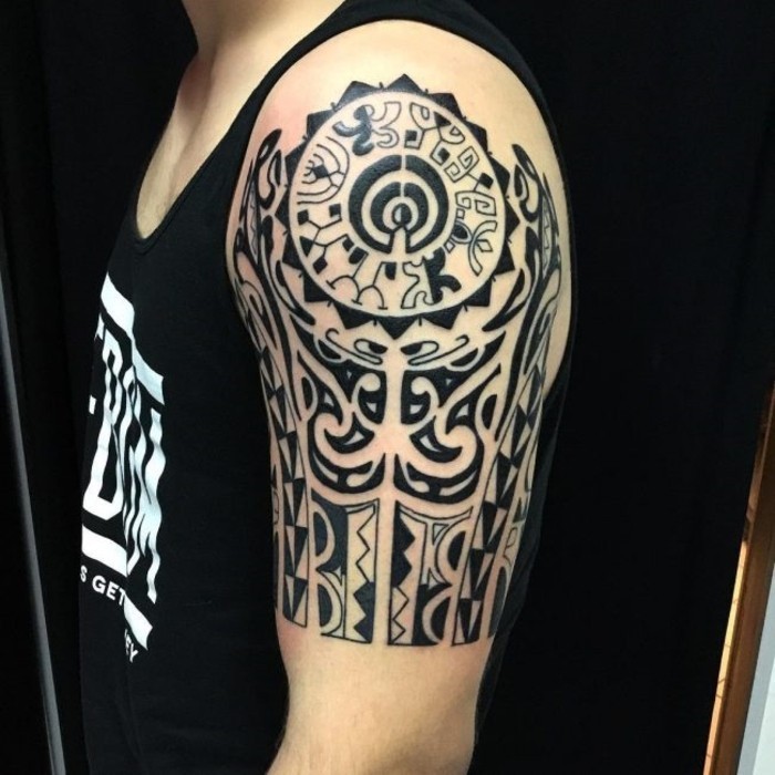 部落图案毛利纹身想法上臂男子纹身