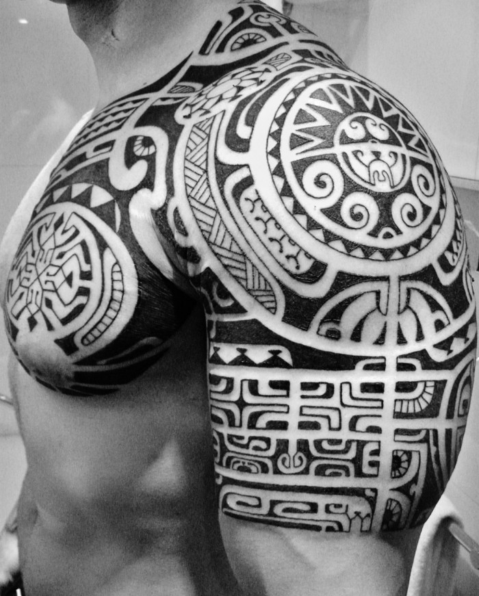 tribal tattoo maori motiv overarm