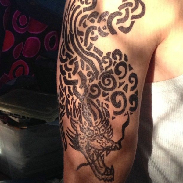 τατουάζ επάνω βραχίονα για το μοτίβο δράκων άνδρες