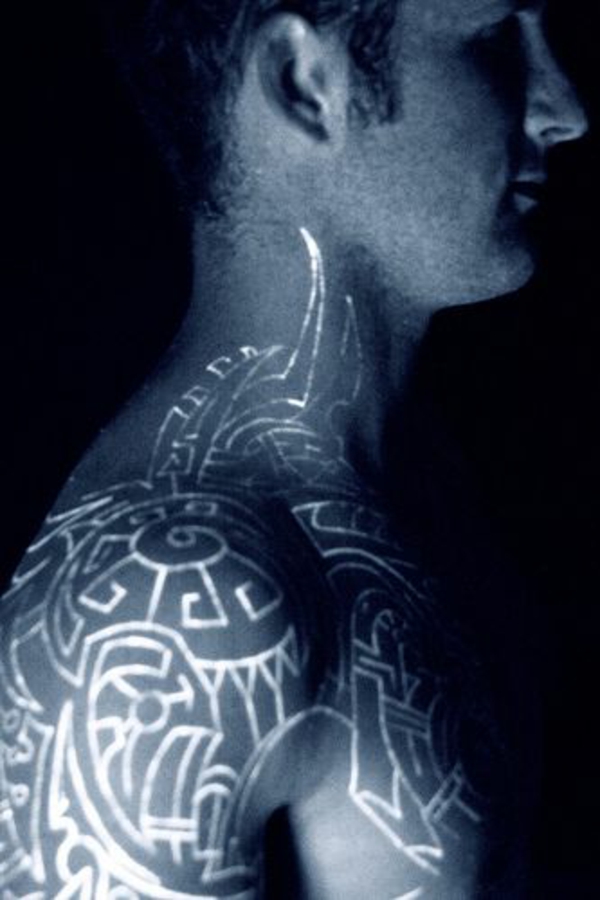 tatouages ​​tribaux tatouage de lumière noire