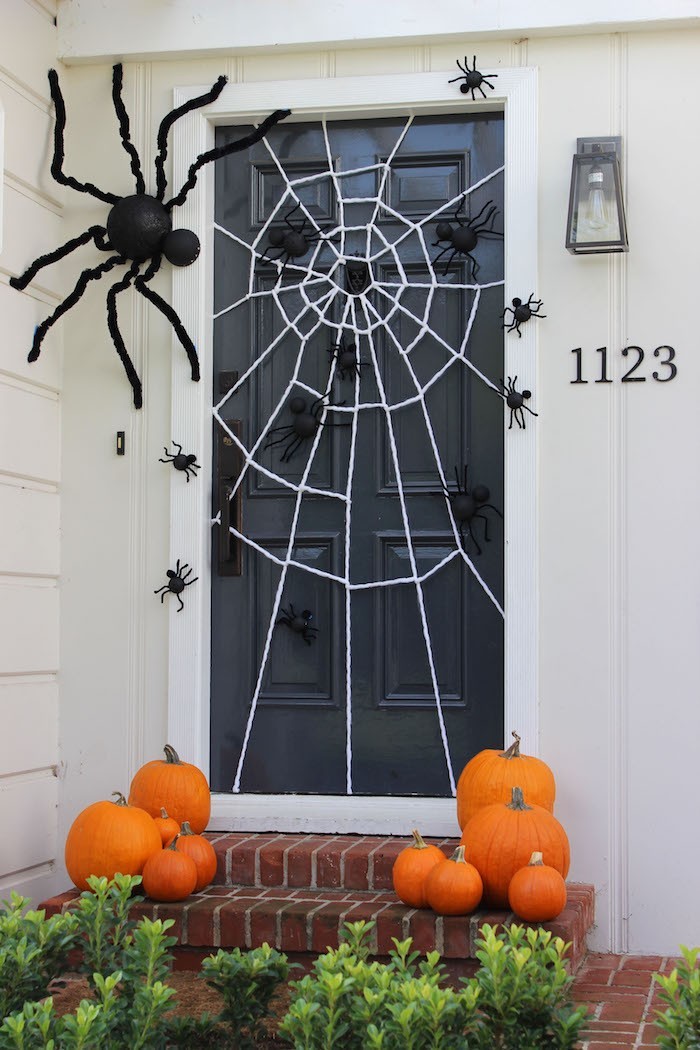 Dekorace dveří na Halloween s pavučinou