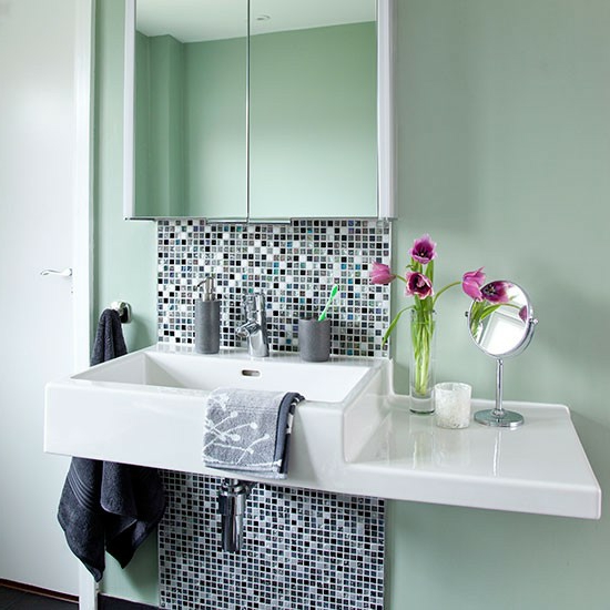 tulpės vonios kambarys šiuolaikiška plytelių mozaika kriauklė