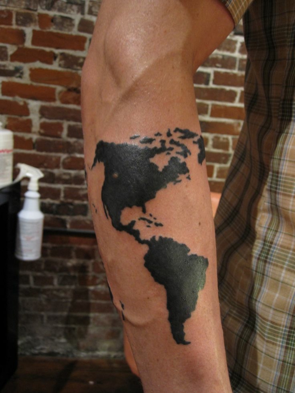 avant-bras tatouage homme idées carte univers
