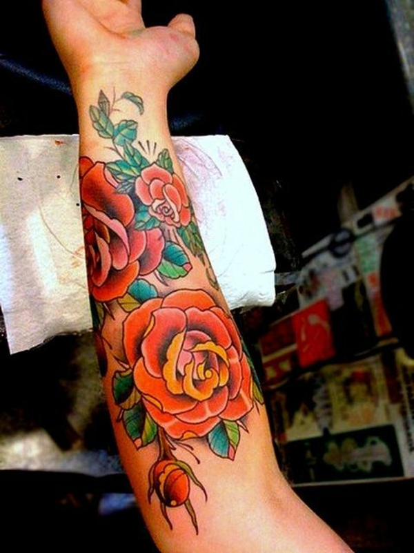 antebrazo tatuaje motivo flores