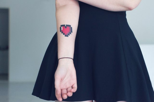 τα μοτίβα τατουάζ του αντιβραχίου καρδιά ερυθρό εικονοστοιχείο