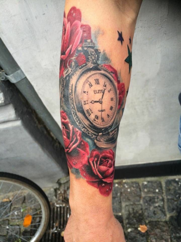 modèle de tatouage avant-bras horloge rouge