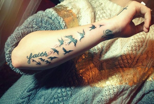 kyynärvarren tatuointimalleilla lintu lennolla