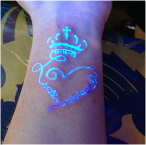 tatouages ​​de l'avant-bras noir coeur de tatouage lumière couronne
