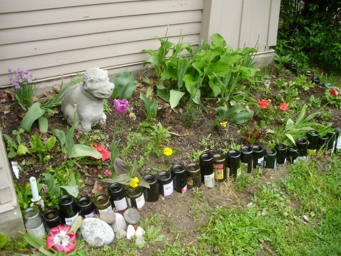 upcycling ιδέες κήπου με λίγα χρήματα παλιά γυάλινα μπουκάλια