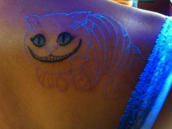 chat tatouage uv à l'arrière