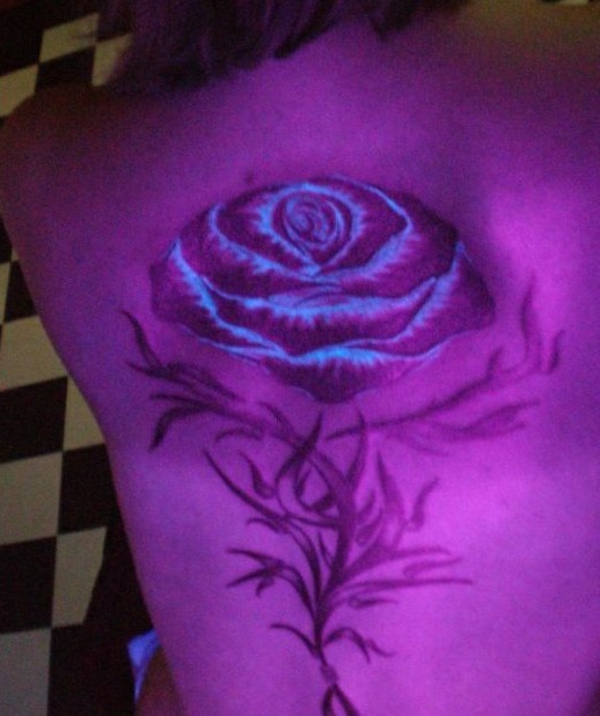 tatoveringer sort lys tatovering blomst på bagsiden