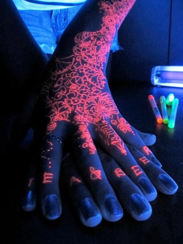 tatoeages zwart licht tattoo hand rood