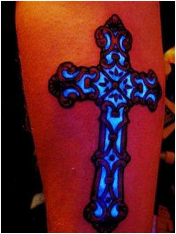 tatuajes luz negra tatuaje cruz motivo