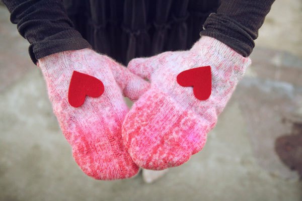 подаръците на Валентин правят ръкавици със сърца