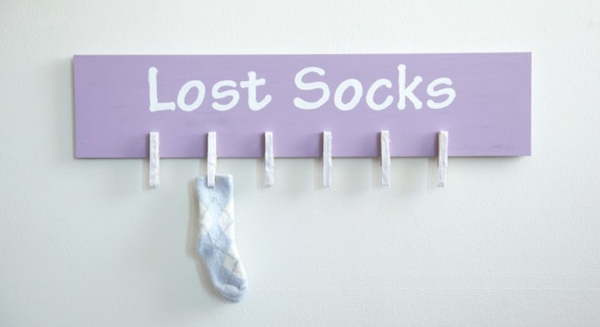 Настройте изгубени чорапи в пералното помещение в стената