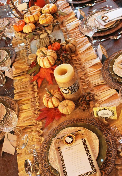 veel pompoenen decoratieve kaarsen solide porseleinen gerechten schotel Ideeën voor tafeldecoratie in de herfst