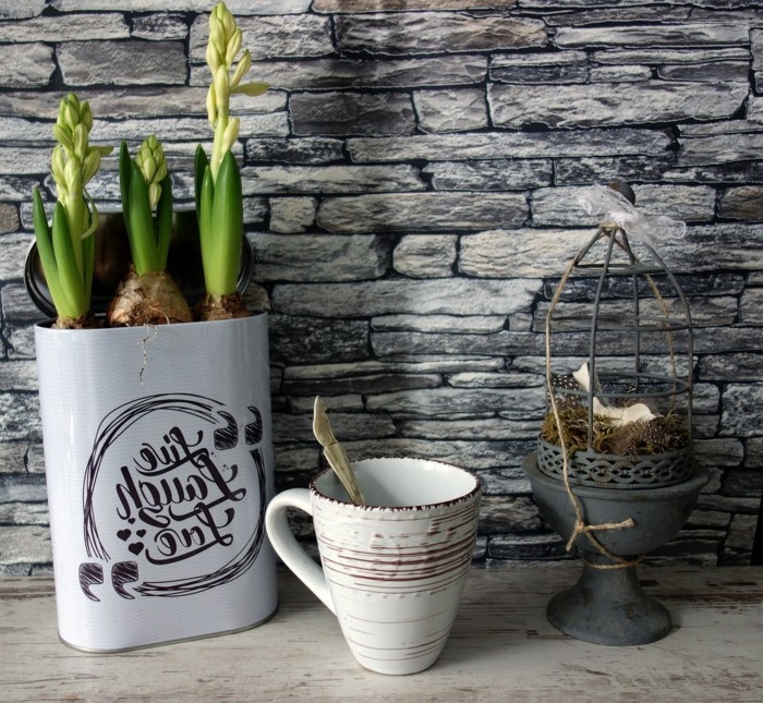 decoración vintage de primavera con jacintos y porcelana