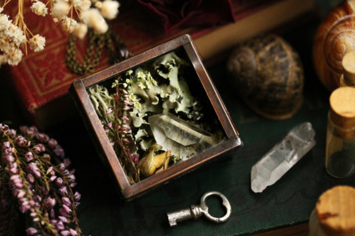 vintage κοσμήματα χειροποίητο χάλκινο κρεμαστό κόσμημα ορθογώνιο πιεσμένο λουλούδια βρύα κρύσταλλο