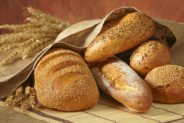 Granos de trigo con pan de mesa