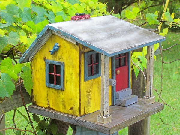 ציפור בית לבנות עץ ידידותי לסביבה צהוב