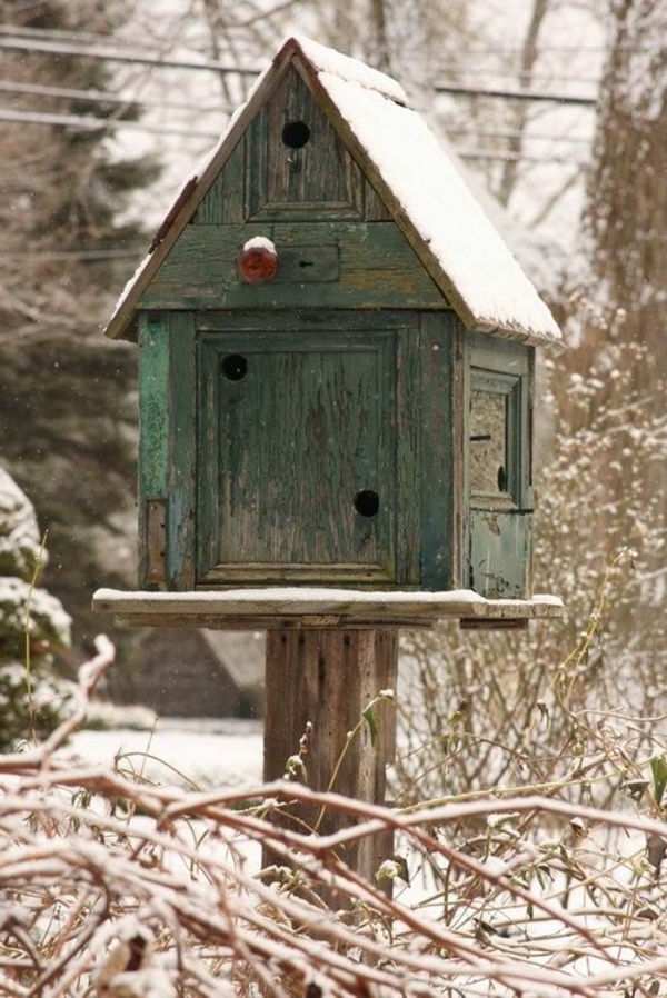 Birdhouses patys statosi medieną aplinką tausojančiam stendui