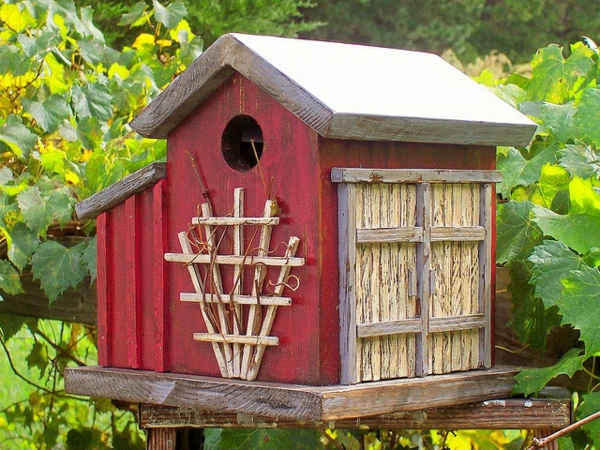 עץ ידידותי לסביבה ציפור הבית עצמו לבנות באופן תמאטי