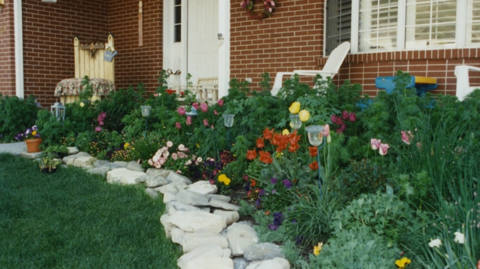 μπροστά κήπο δημιουργούν λουλούδια πέτρινα τούβλα πρόσοψη