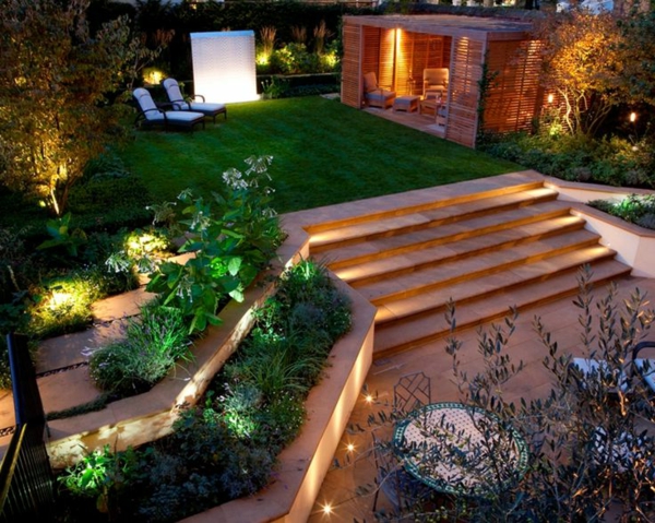 zahradní designové schody osvětlené zeleně