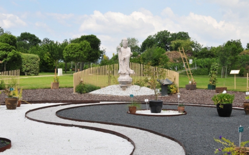 conception de jardin avec statue de bouddha de jardin japonais de gravier