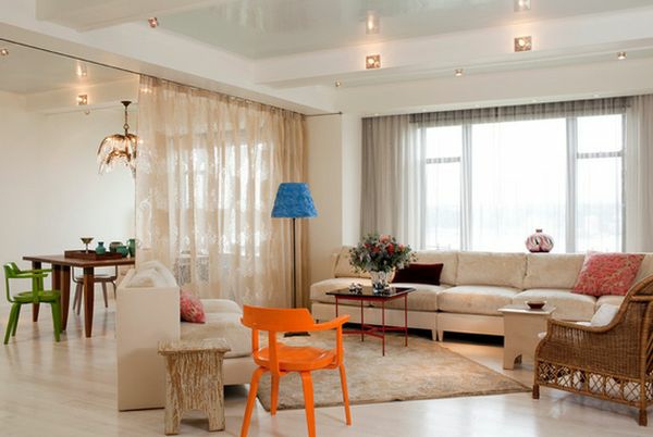 窗帘作为一个房间分隔的客厅橙色椅子