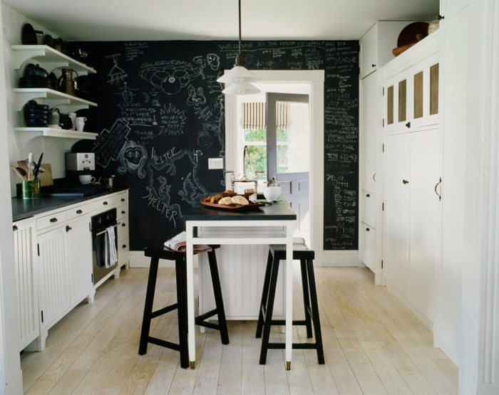 muurschildering ideeën schoolbord keuken keukentafel zwarte barkruk