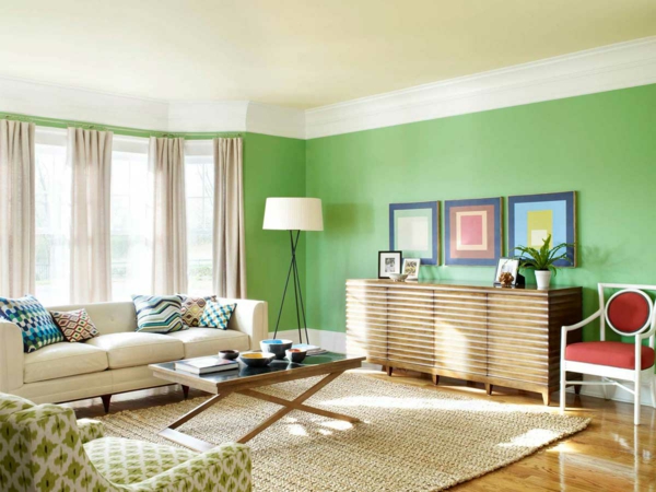 muren versieren ideeën woonkamer groene heldere gordijnen beige